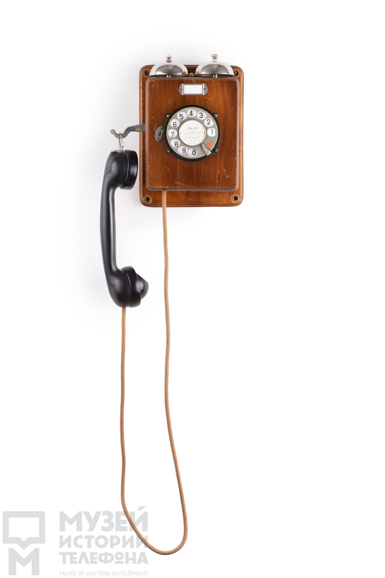 Телефонный аппарат системы АТС в деревянном корпусе с микротелефонной трубкой из бакелита и поляризованным звонком