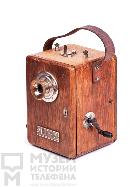 Переносной индукторный телефонный аппарат в деревянном корпусе