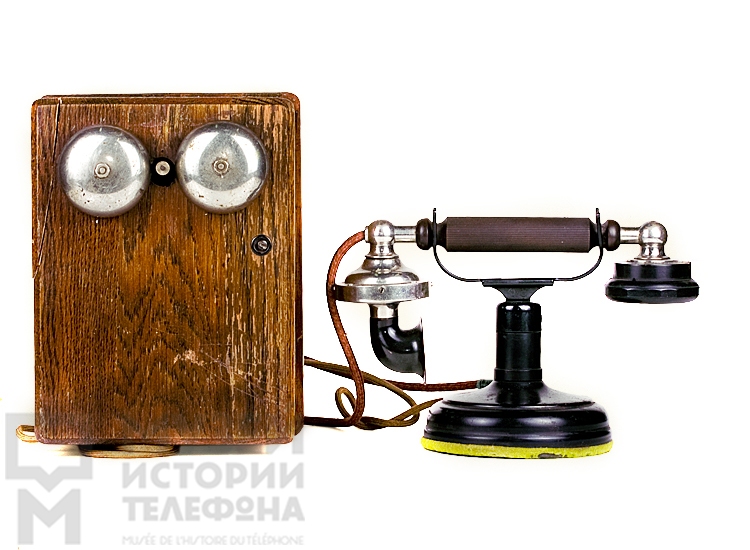 Настольный телефонный аппарат системы ЦБ с микротелефонной трубкой и индукторным звонком в отдельном деревянном корпусе