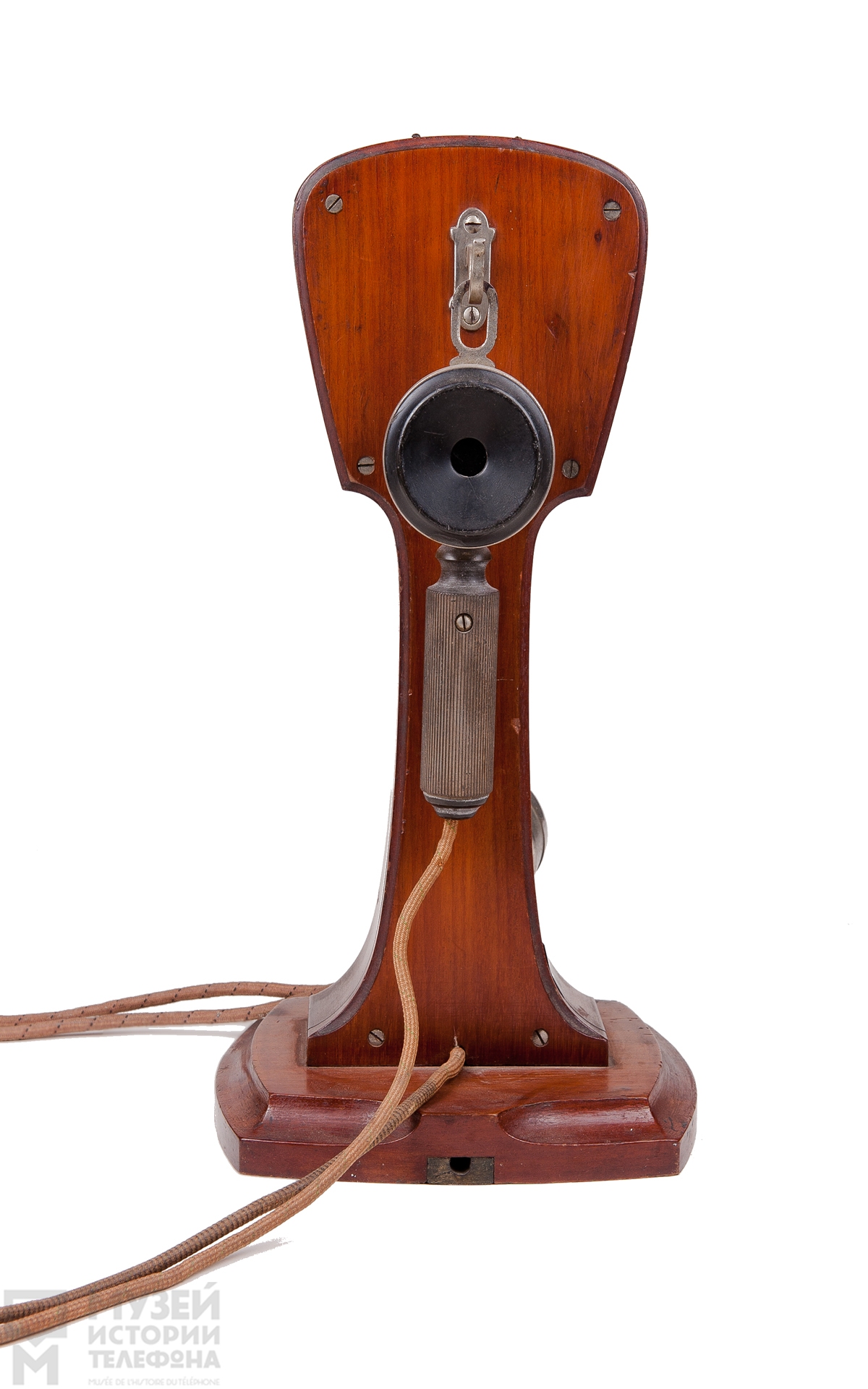 Телефонный аппарат в корпусе из красного дерева с микротелефонной трубкой и дополнительным наушником