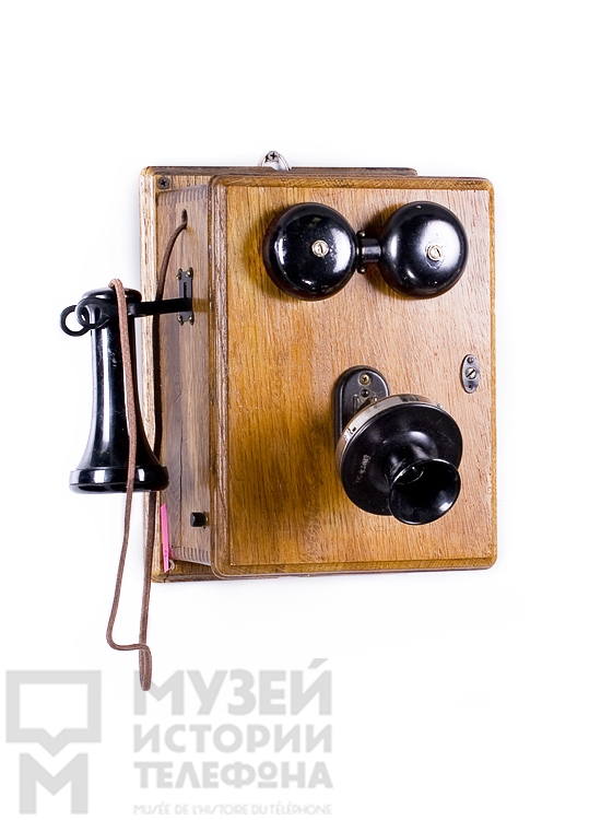 Индукторный телефонный аппарат системы МБ в деревянном корпусе с угольным микрофоном, наушником в виде трубки Белла и поляризованным звонком