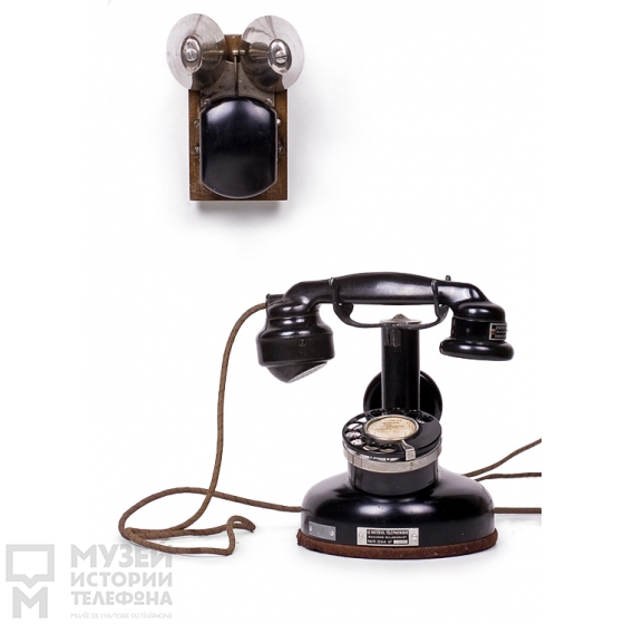 Телефонный аппарат системы АТС с микротелефонной трубкой, дополнительным наушником и выносным звонком, модель 1924